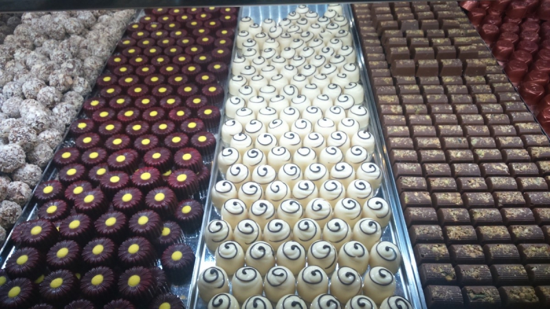 vitrine-VALDEBLORE-min_chocolates_milk_chocolate_white_chocolate_truffles_candy_food_treat_cacao-1213769