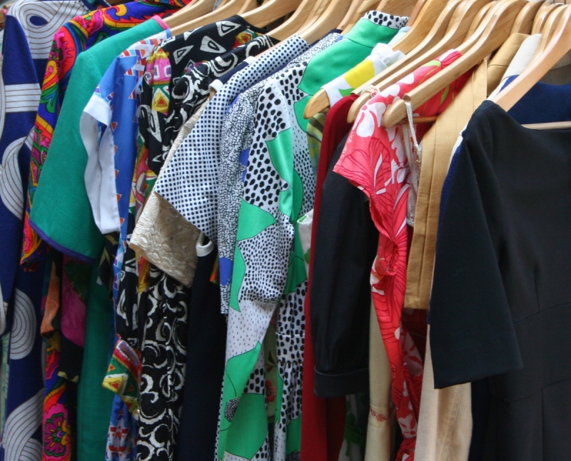 vitrine-VALDEBLORE-min_dresses_apparel_clothing_clothes_clothes_hangers_wooden_hangers_retail_shop_closet-1149845