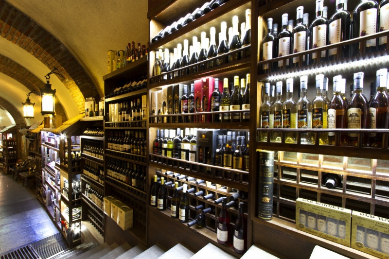vitrine-VALDEBLORE-min_world_street_travel_shop_canon_georgia_wine_bottles-429767